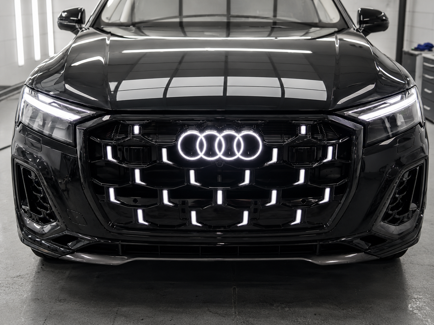 Передня решітка RSQ-Style LED (2024-2026, чорний глянець) - фото 1